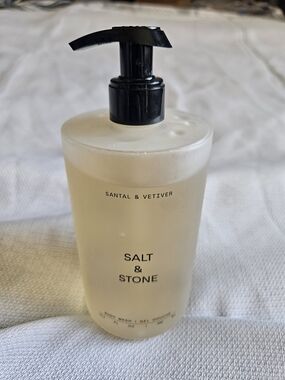 SALT & STONE Santal & Vetiver Body Wash